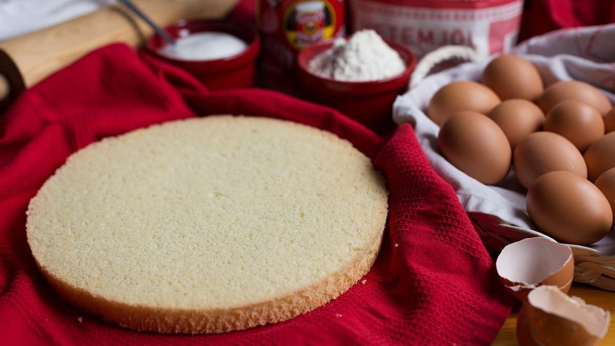 The easiest recipe to nail a fluffy sponge cake.