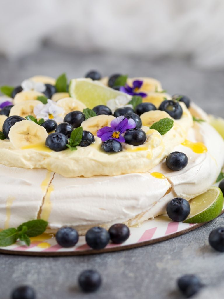Pavlova with mango cream, blueberries and banana • Electric Blue Food ...