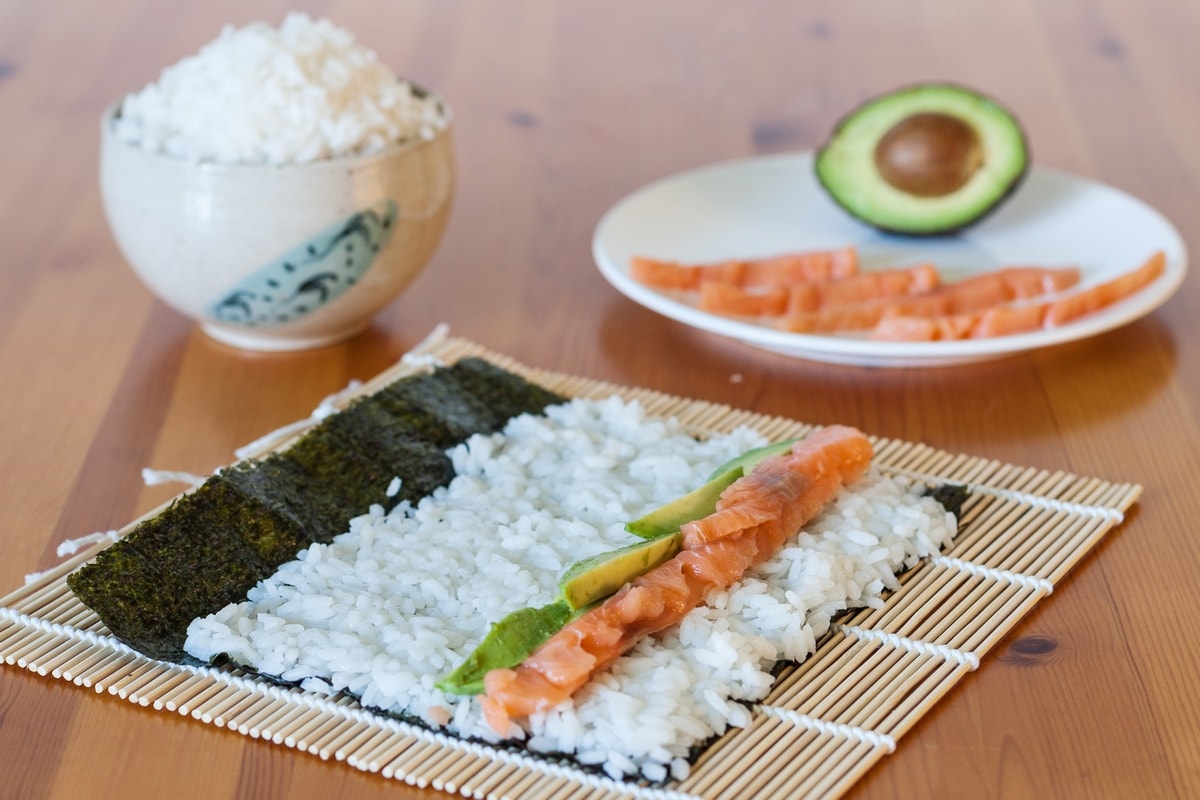 Salmon avocado sushi - Electric Blue Food - Kitchen stories from abroad