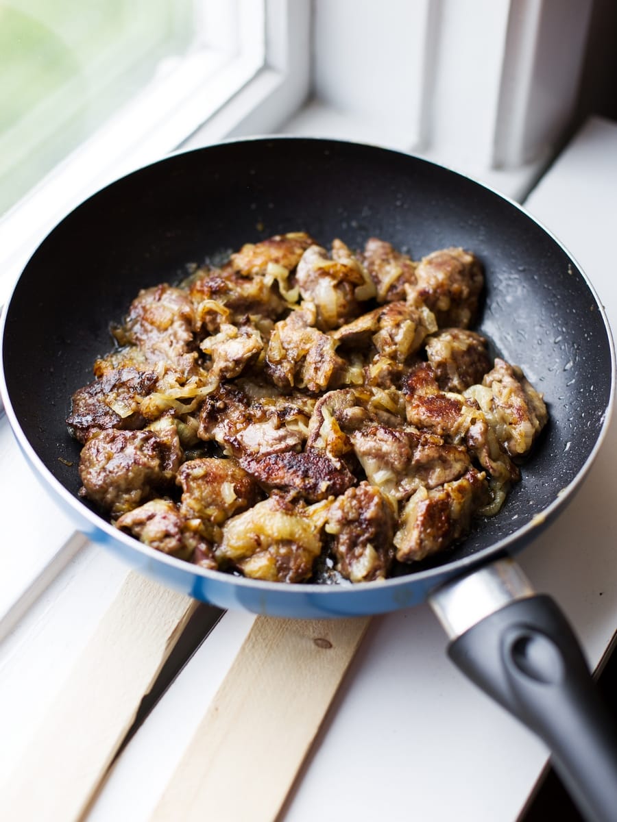 Chicken livers with onion - Electric Blue Food - Kitchen stories from ...
