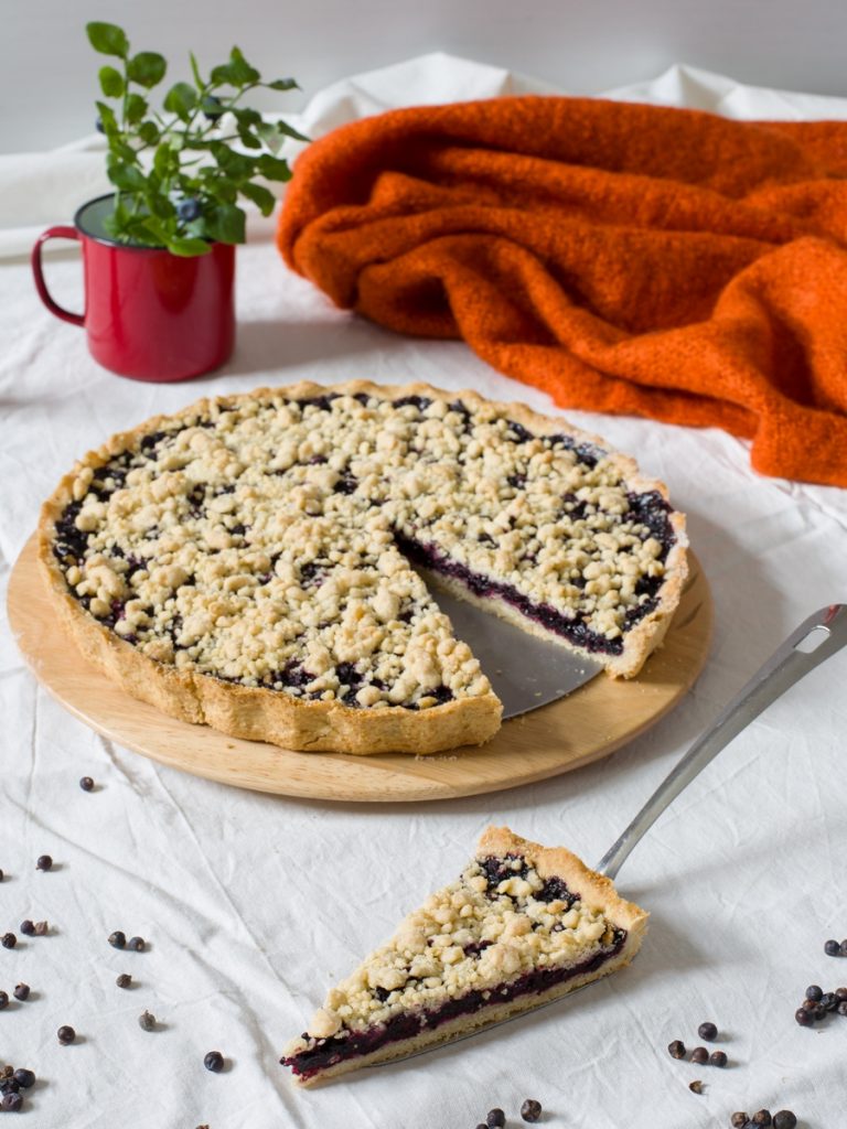 Blueberry tart with a crumbly top