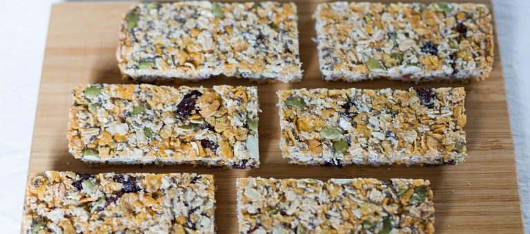 Granola bars with honey and raisins