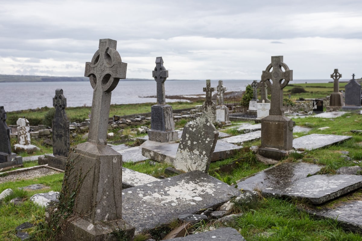 Ruins of Ireland: Kilmacrehy cemetery