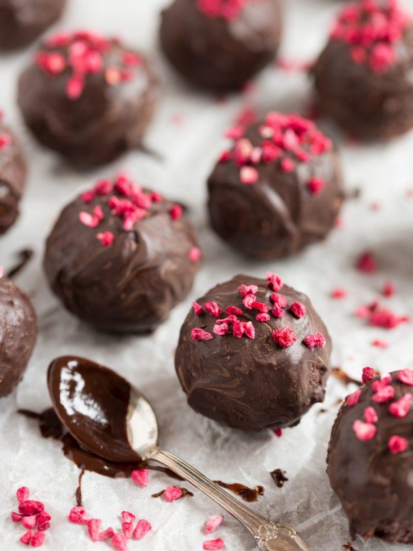 Raspberry chocolate balls • Electric Blue Food - Kitchen stories from ...