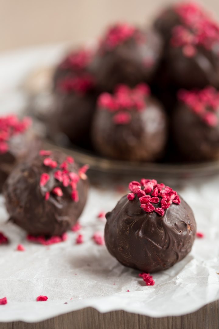 Raspberry chocolate balls • Electric Blue Food - Kitchen stories from ...