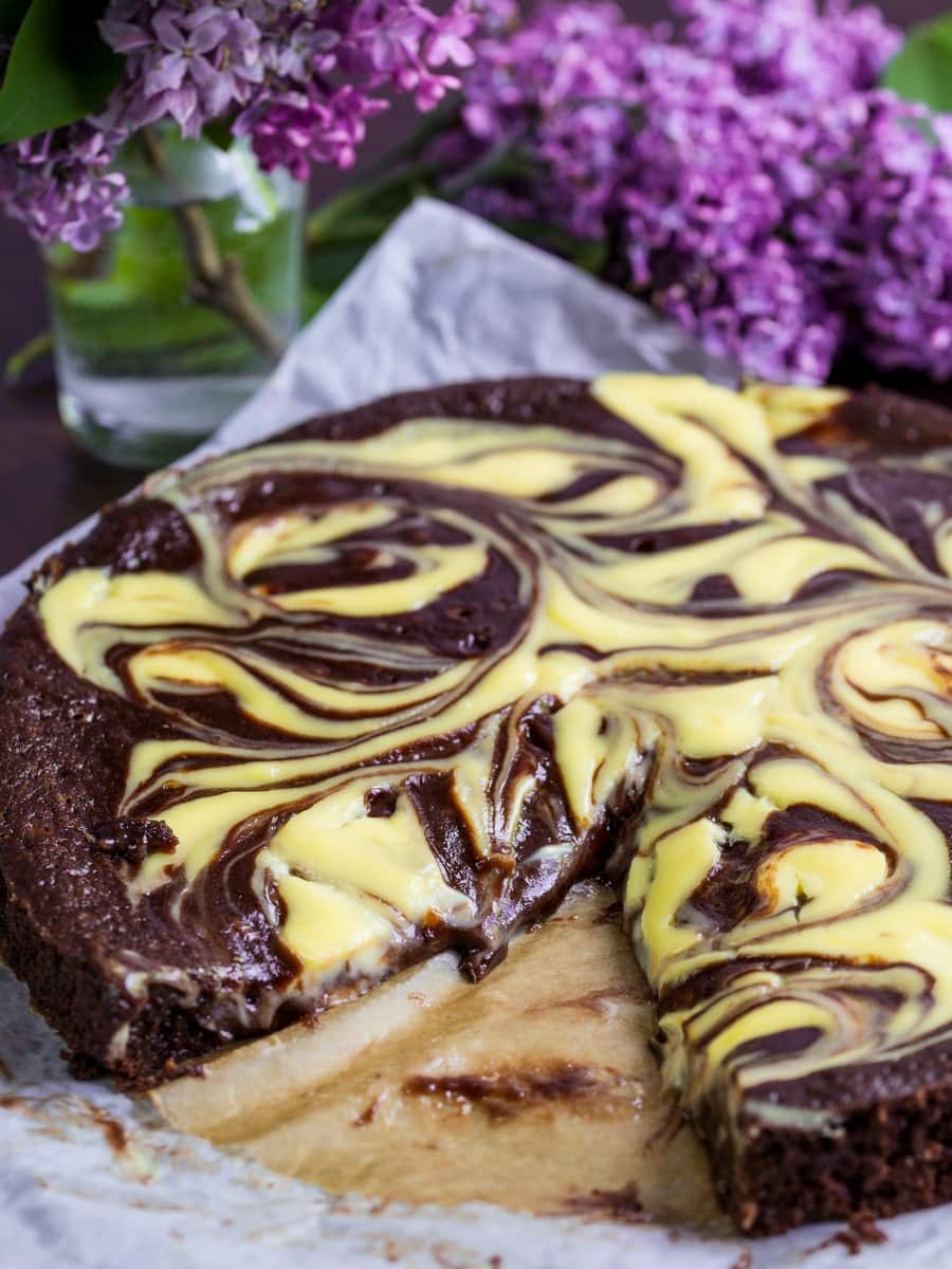 Sliced kladdkaka: sticky texture of the cake exposed.