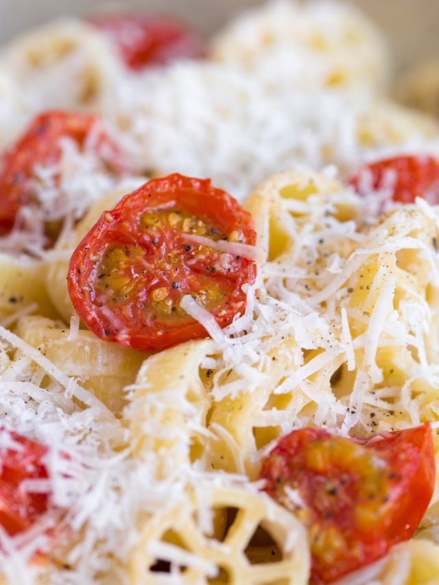 Creamy pasta with roasted cherry tomatoes • Electric Blue Food
