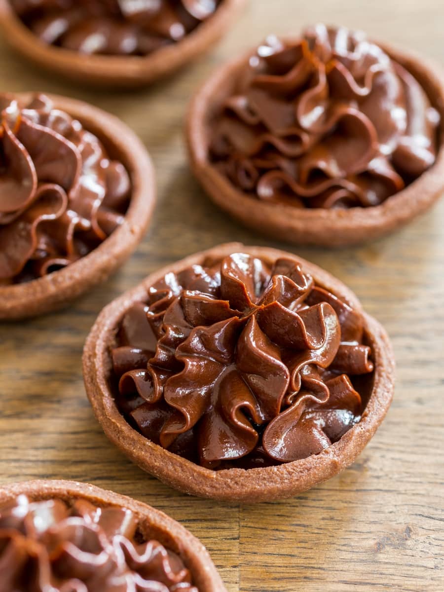 Small tarts filled with mascarpone chocolate cream.