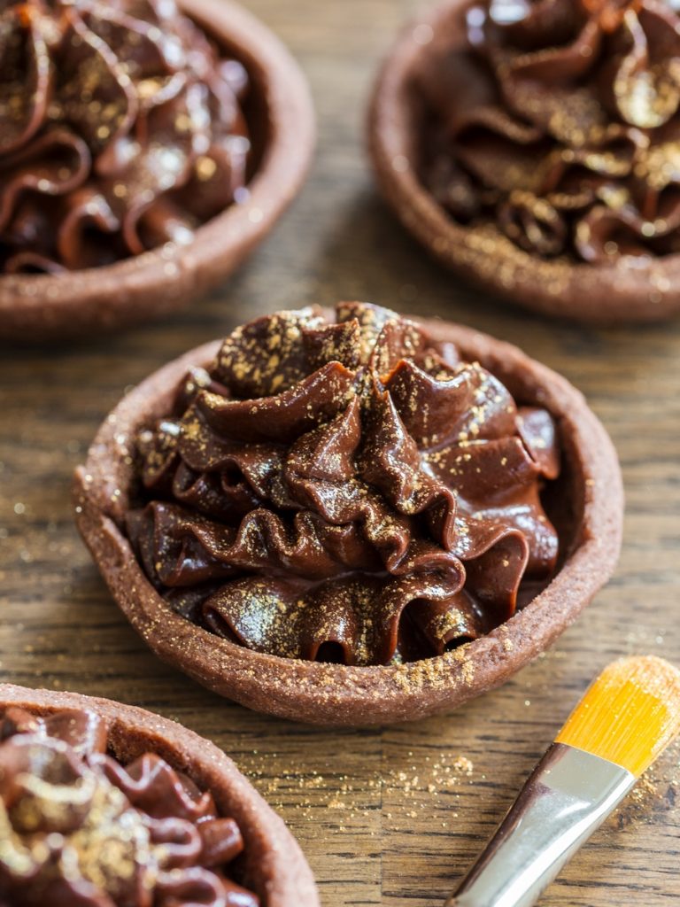 Mascarpone chocolate cream on small shortcrust shells