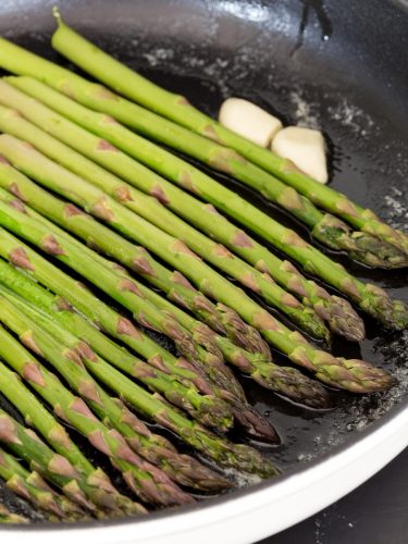 White wine asparagus • Electric Blue Food - Kitchen stories from abroad