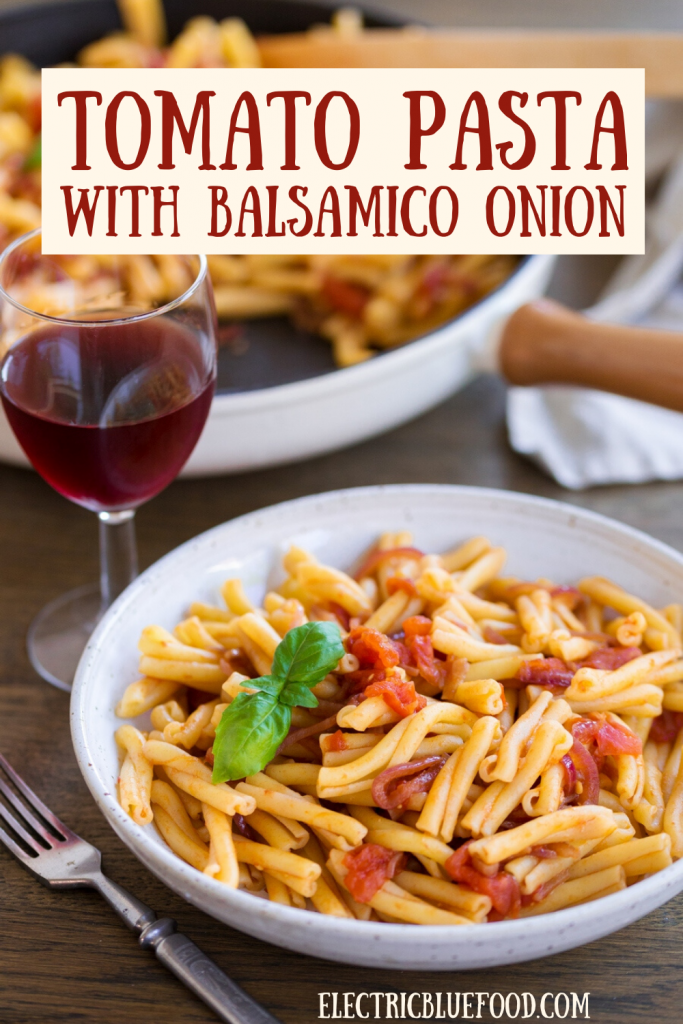 A delicious pasta sauce made with fresh tomatoes and balsamico onions. Red onions are flavoured with balsamic vinegar before adding fresh tomatoes for a fantastic summer pasta sauce.