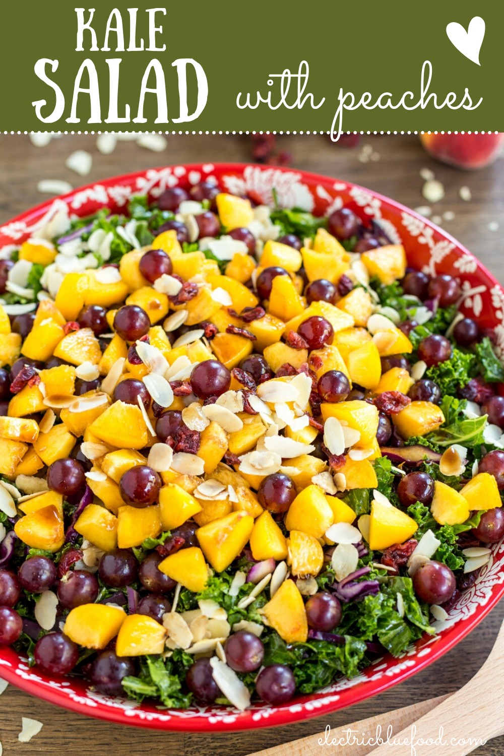Fruity kale salad with peaches, grapes and almonds. With vegan balsamico dressing. A fresh and flavourful salad to enjoy in the summer.
