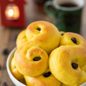 Lussekatter in a bowl.
