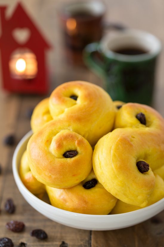 Lussekatter in a bowl.