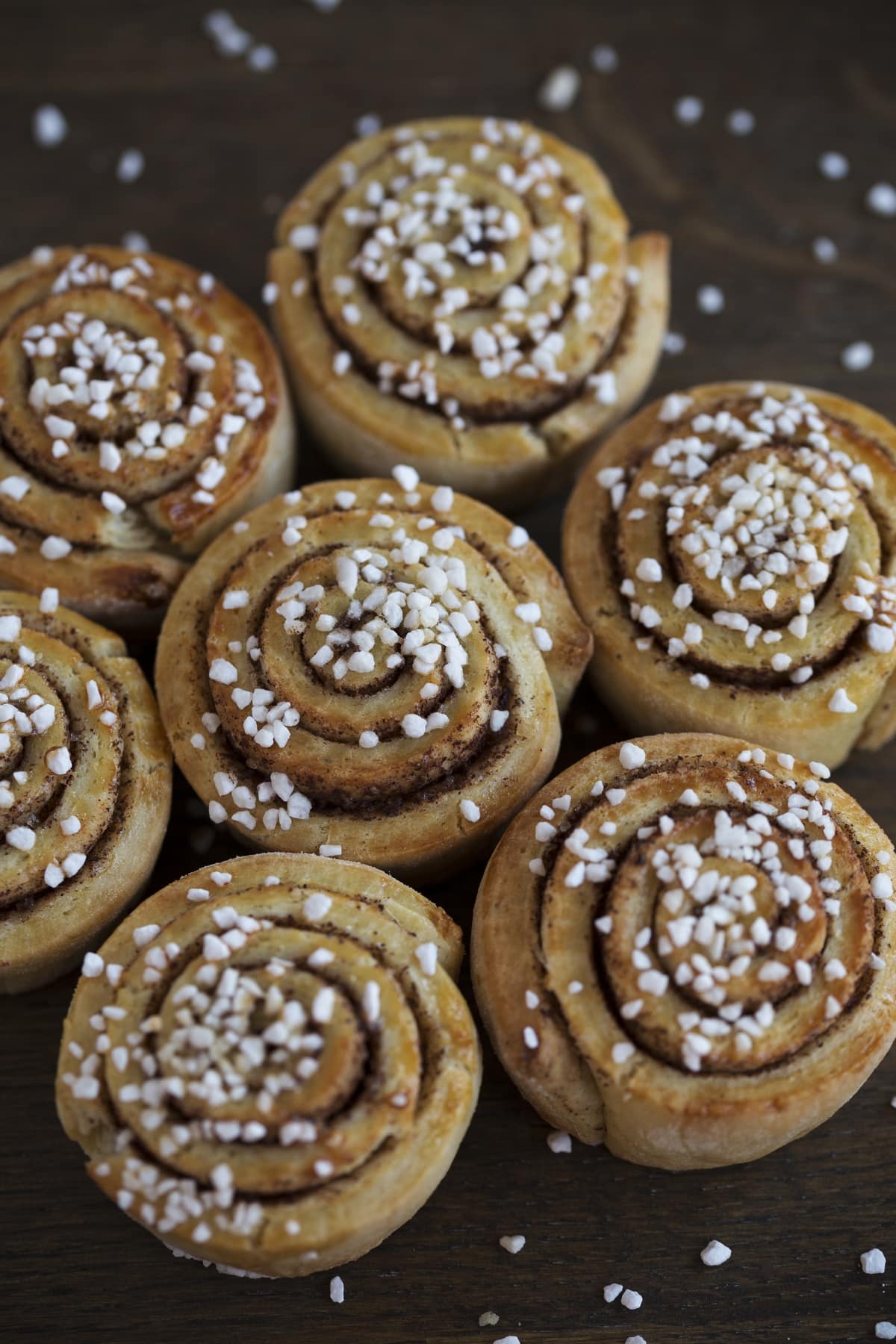 Mini kanelbulle muffins topped with pearl sugar.