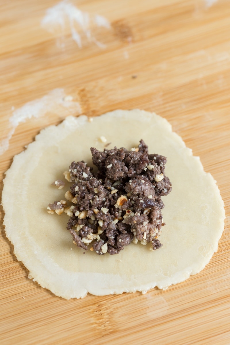 Pastry disc filled with ground meat and hazelnut filling.