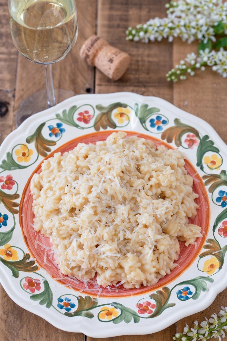 Prosecco risotto served on a decorated plate.