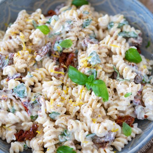 Ricotta pasta salad with basil and sundried tomatoes • Electric Blue Food