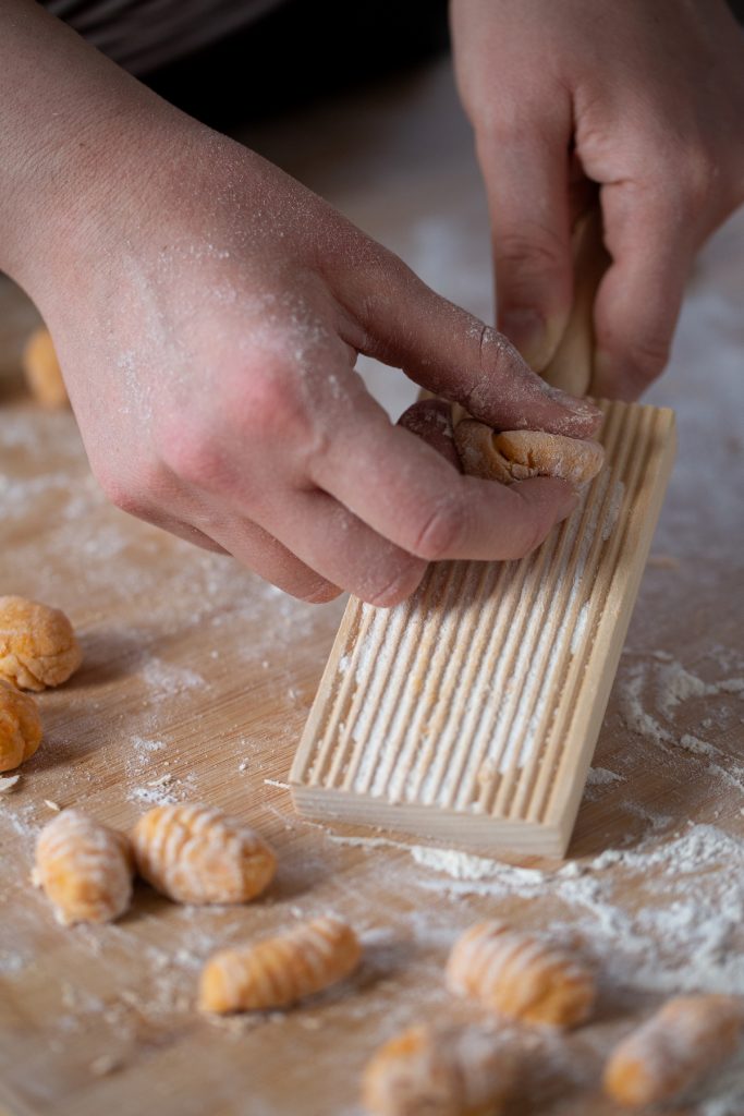 How to use a gnocchi board.
