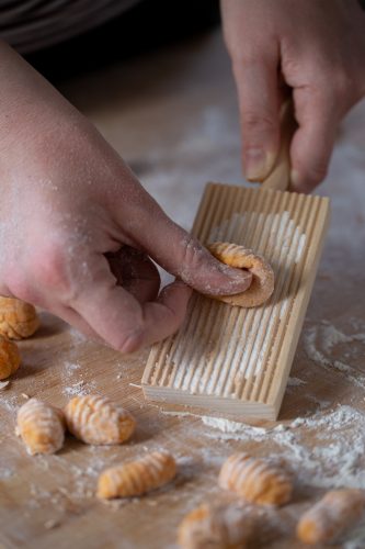 How to use a gnocchi board.
