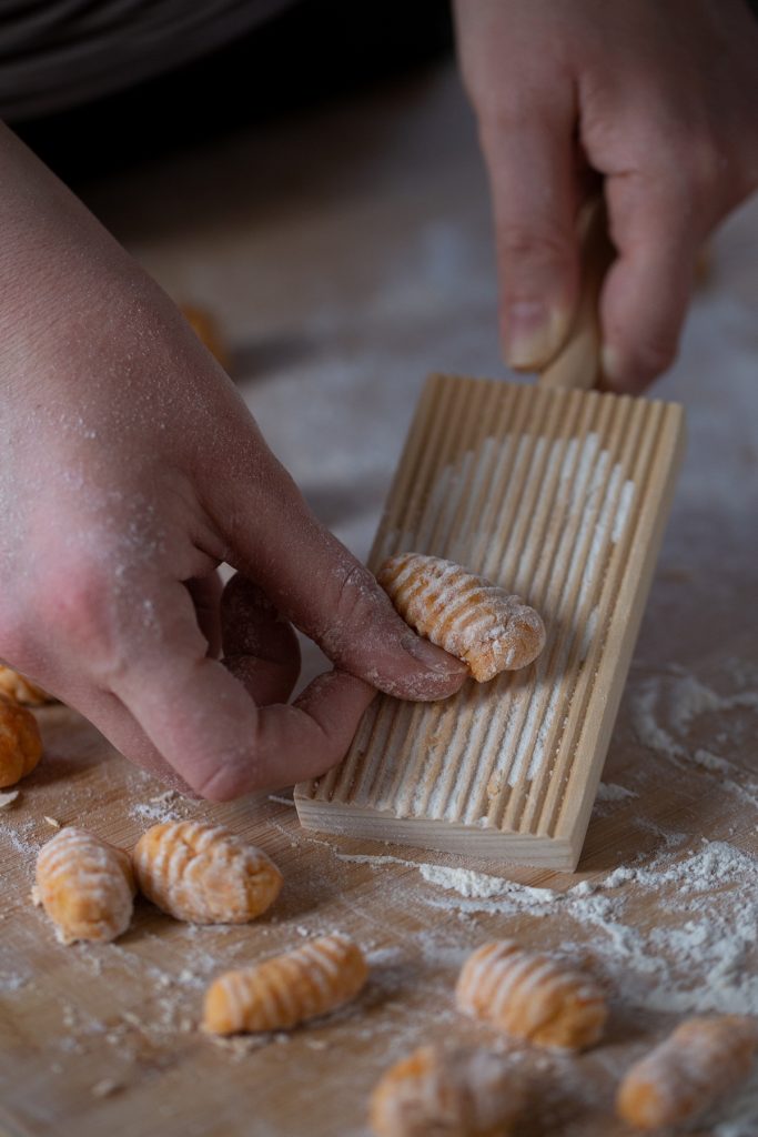 How to use a gnocchi board.