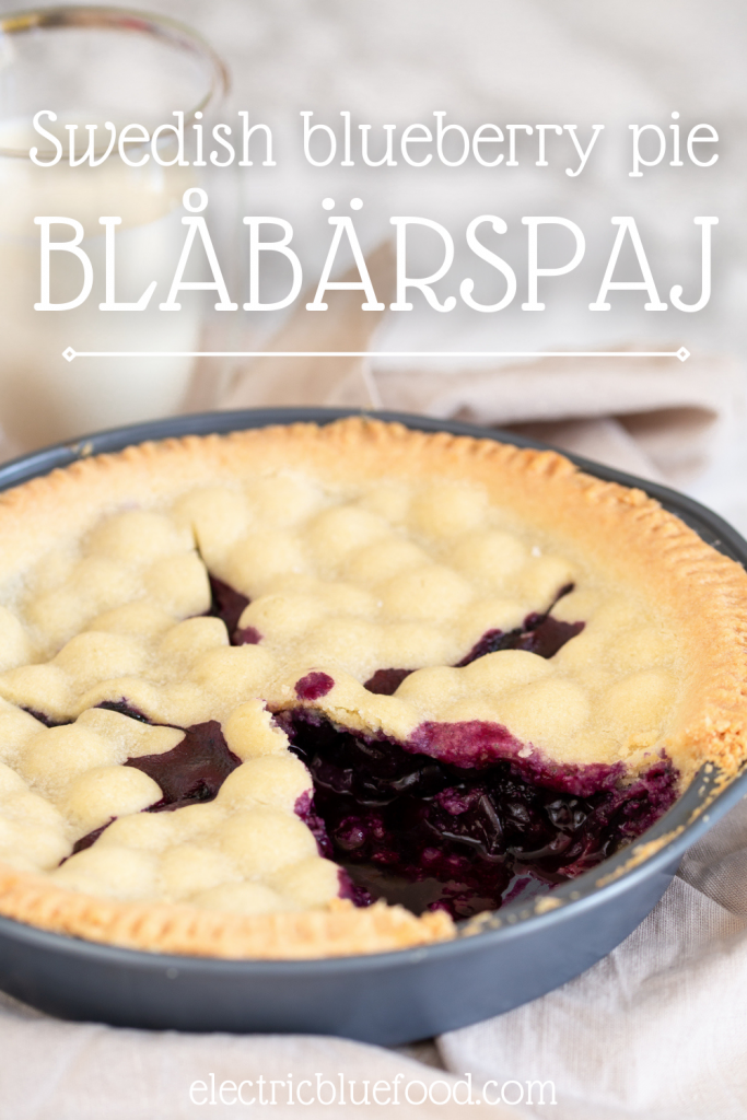 Following the recipe for Swedish bilberry pie comes this blueberry pie. A filling made with fresh blueberries baked between 2 layers of flaky shortcrust pastry.