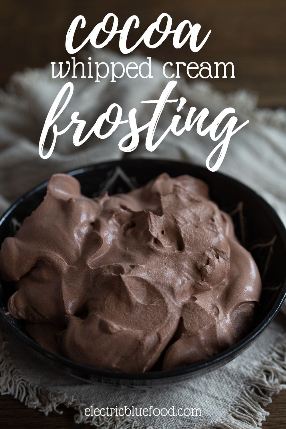 Bittersweet chocolate frosting is a thick and airy frosting that is not too sweet, perfectly delivering the flavour of cocoa. Great to pair with very sweet cakes to tame their sweetness, or with chocolate desserts, to up the chocolate flavour!