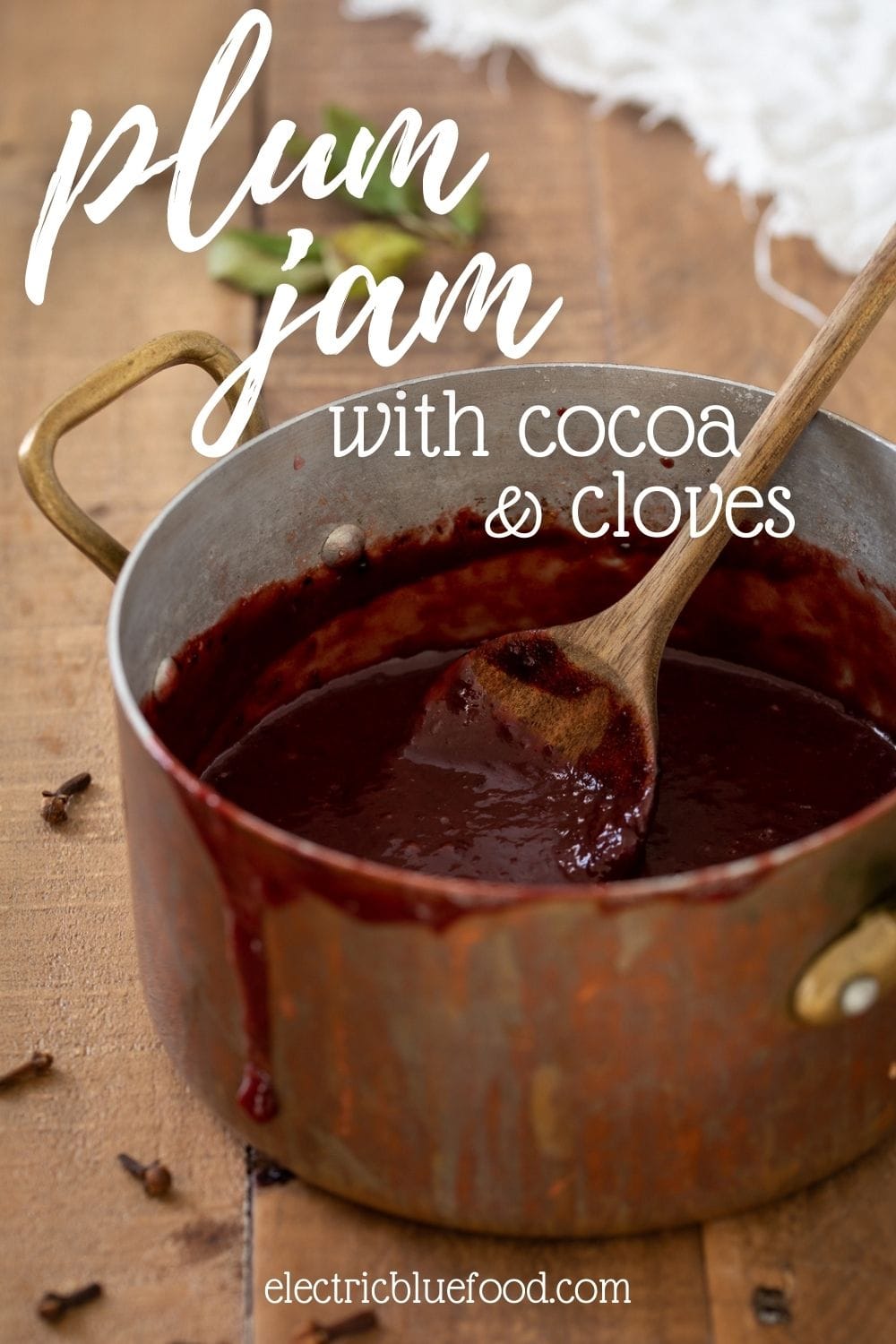 A spiced plum jam with cocoa and cloves. Perfect as tart filling, to spread on toast or to serve with cheese. Its subtle spiced notes make it perfect for the fall and winter.