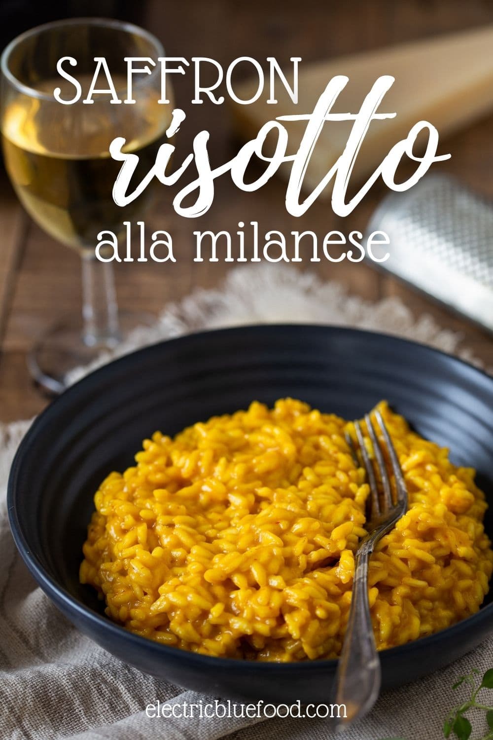 Authentic saffron risotto alla milanese with saffron, parmesan and beef broth. A traditional recipe from northern Italy for a flavourful main course or side.