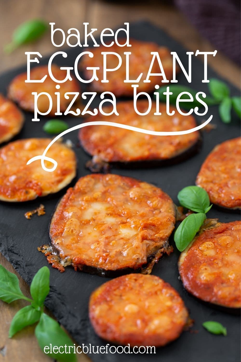 Baked eggplant pizzette are low-carb pizza on eggplant slices. Topped with homemade tomato sauce and fresh mozzarella, the perfect pizza flavoured snack.