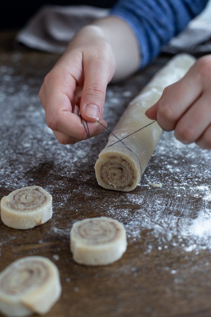 Cutting the dough with a thread.