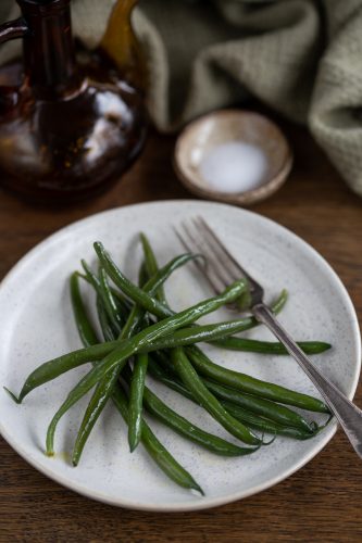 Green beans dressed with olive oil.