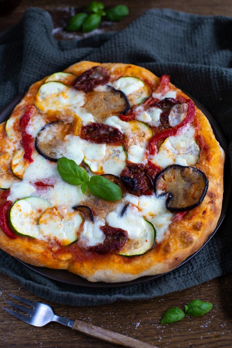 Pizza ortolana with buffalo mozzarella.