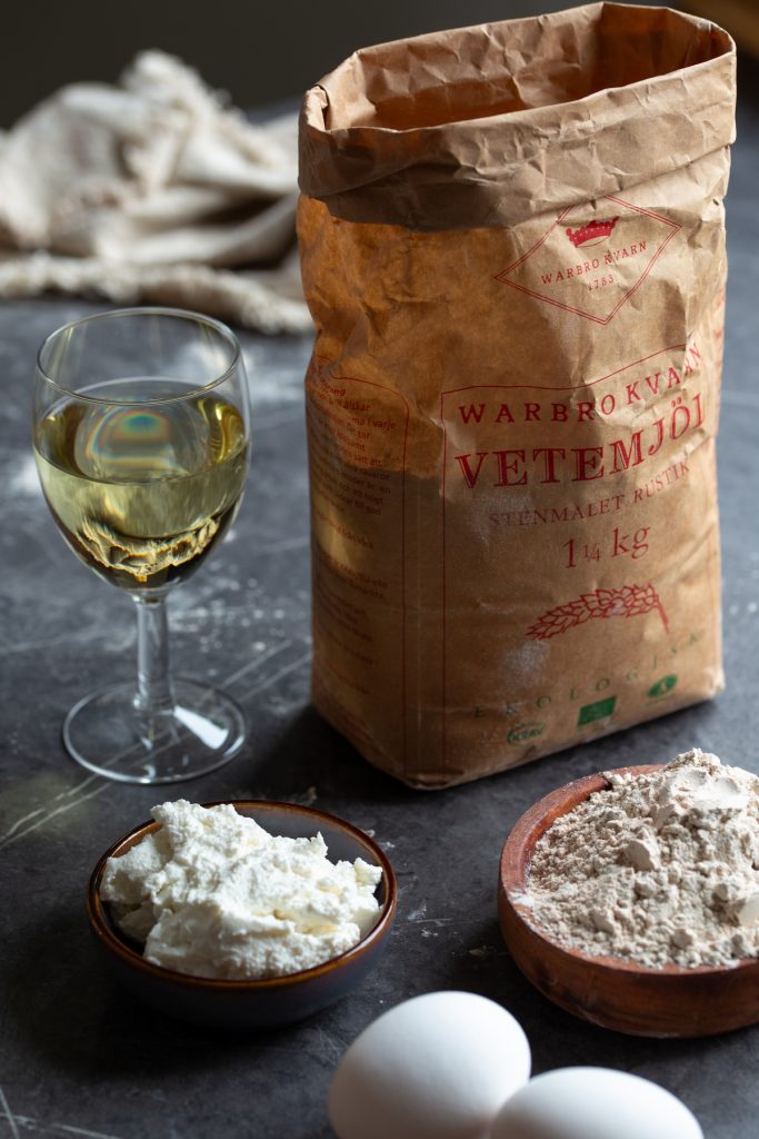 Alternative ingredients to use in shortcrust pastry (wholegrain flour, eggs, white wine, ricotta).
