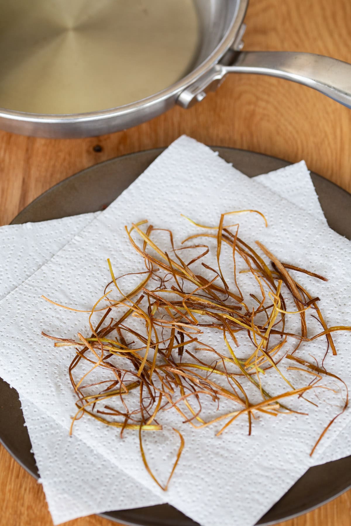 Fried leek on paper towel to absorb oil.