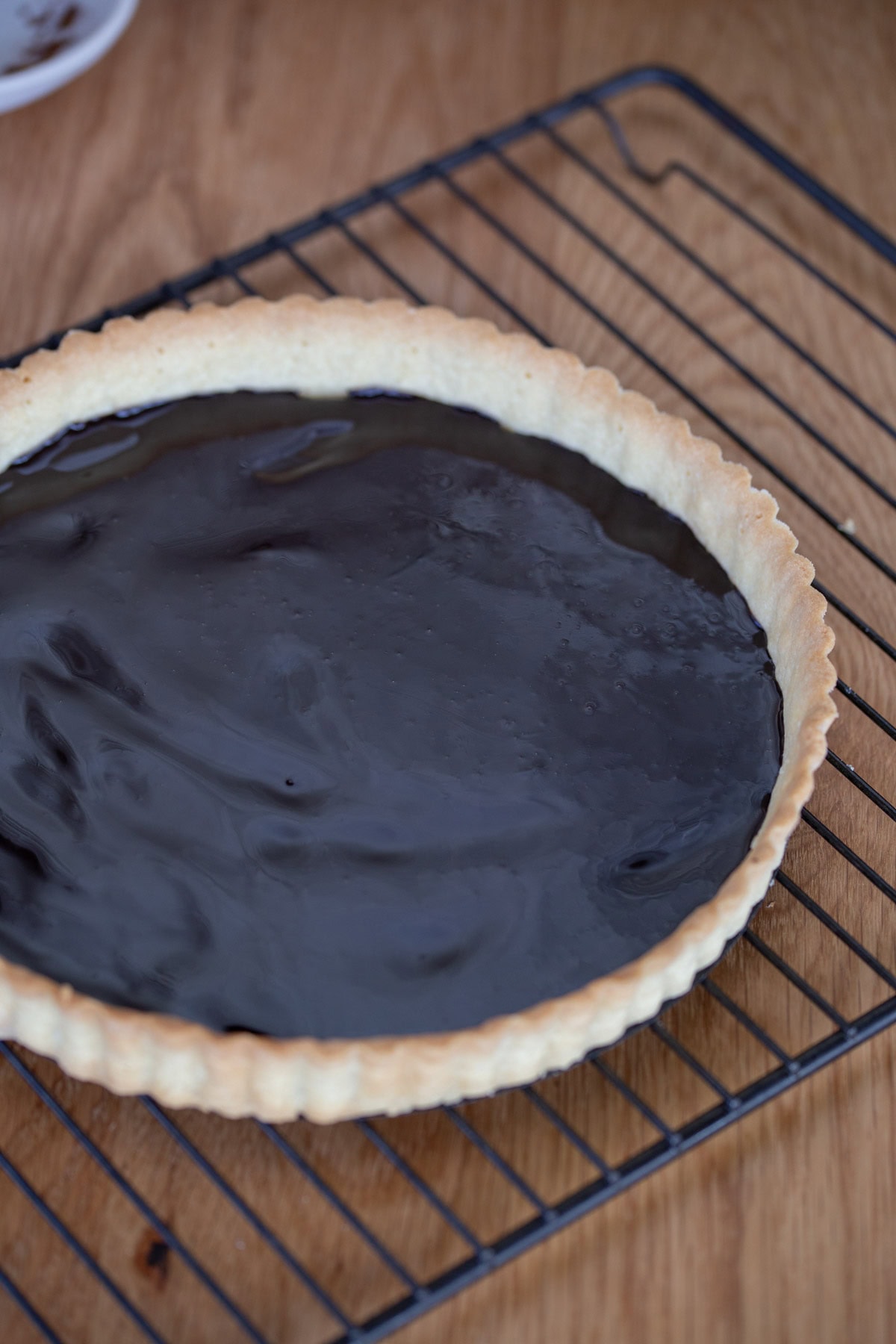 Cocoa and coffee cream spread over shortcrust trat.